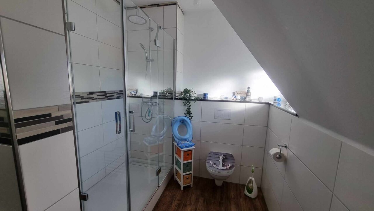 Charmantes Einfamilienhaus: Wohnfühlen auf drei Etagen + helle Räumen und großem Garten