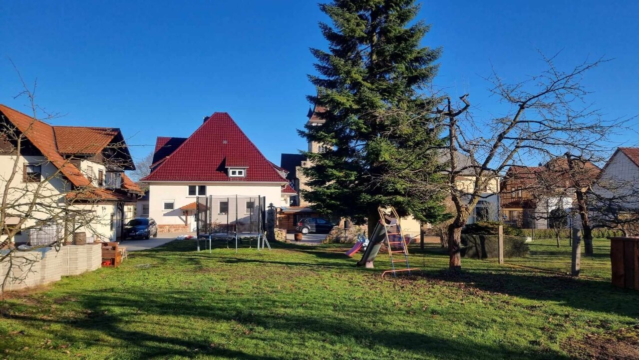Charmantes Einfamilienhaus: Wohnfühlen auf drei Etagen + helle Räumen und großem Garten