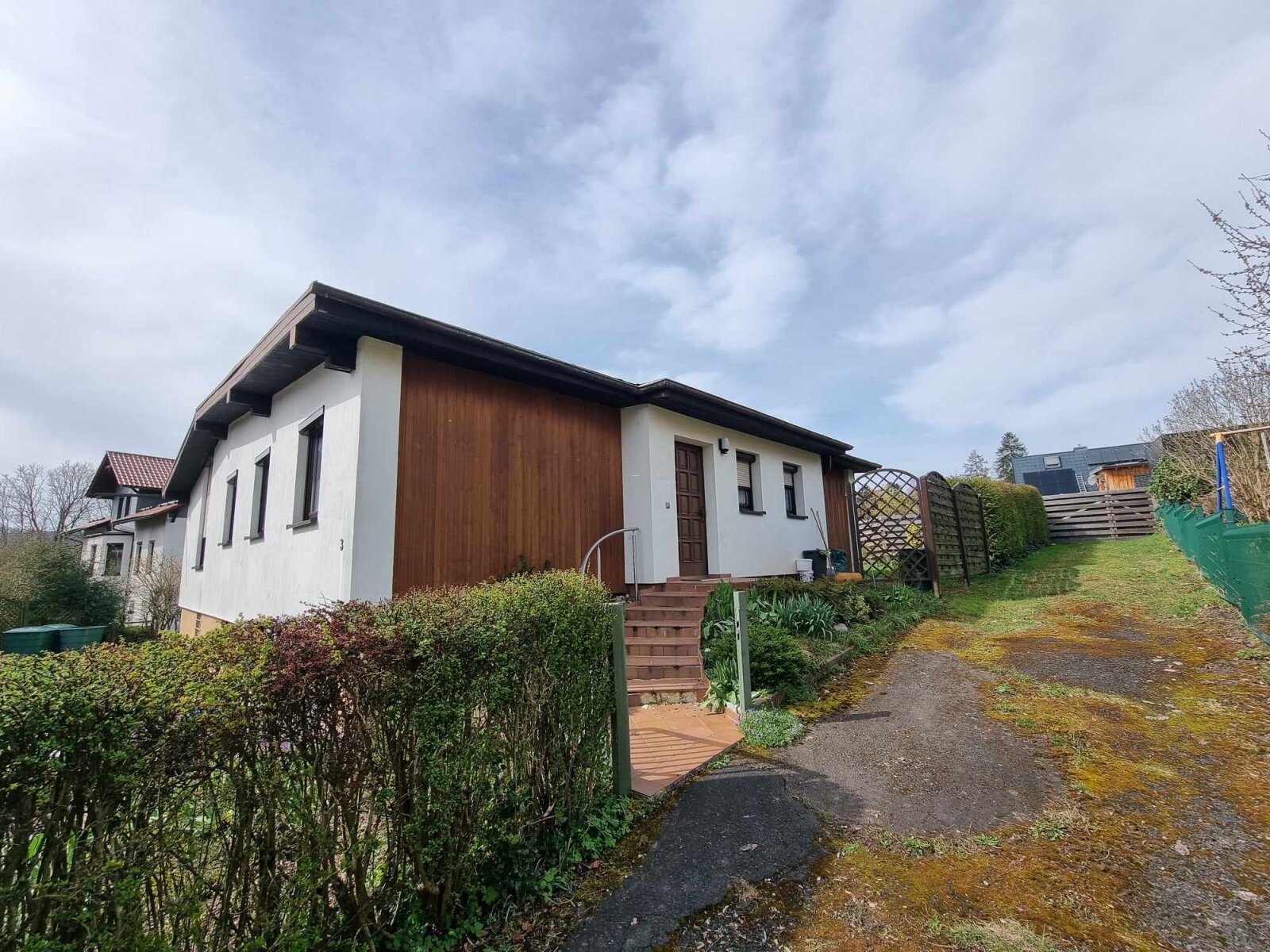 Bungalow mit Gartenparadies & Tiefgarage – ebenerdiges Wohngefühl auf einem Niveau