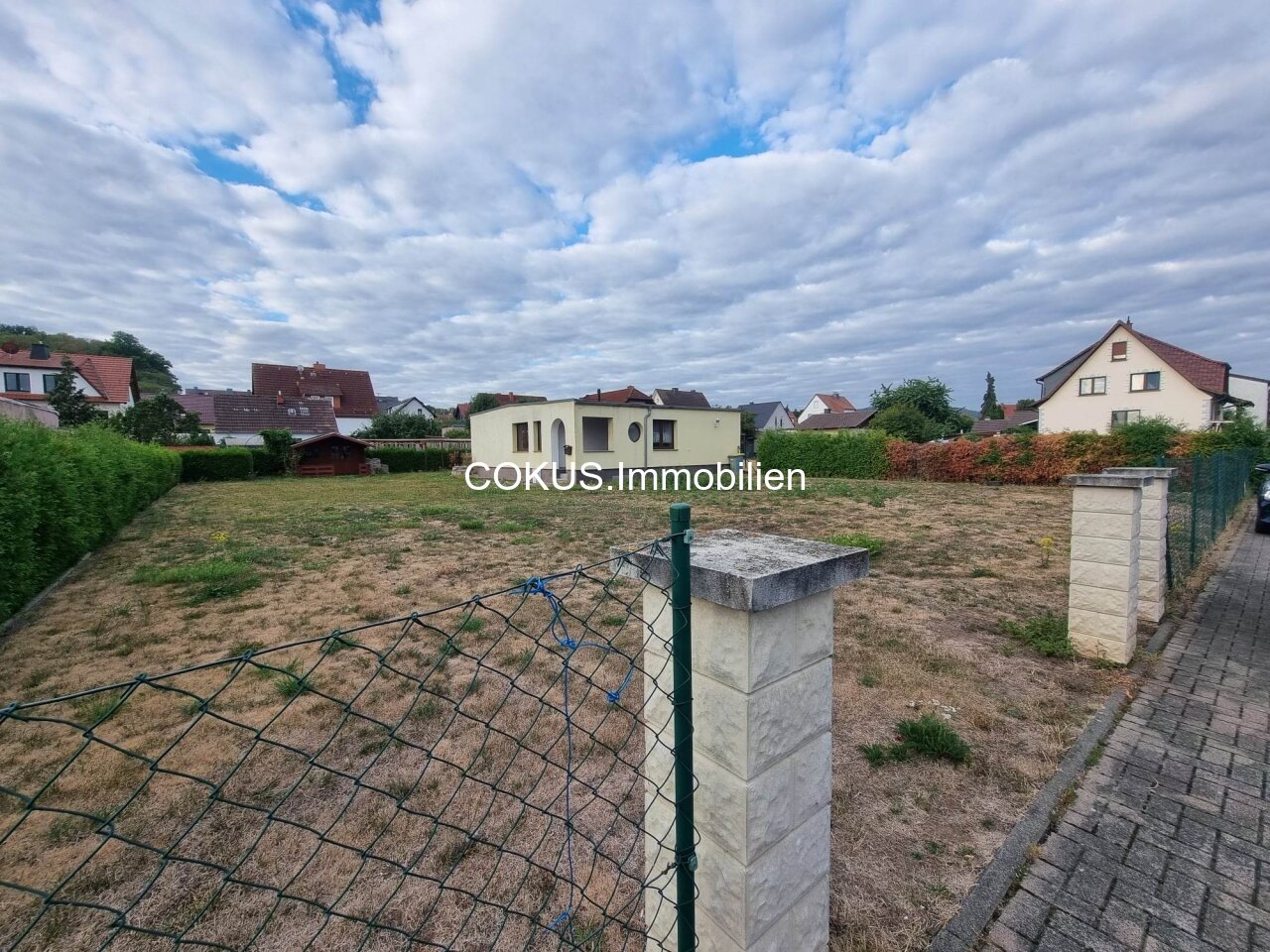 1A Grundstück in Wohnlage mit Bungalow + Projekt auf 145qm WF