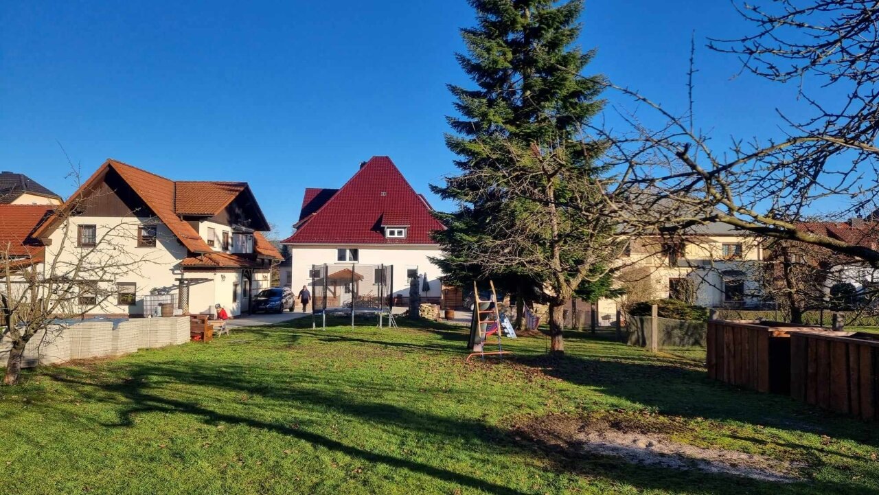 Familienensemble mit Perspektive – saniertes Einfamilienhaus, Hinterhaus, Doppelgarage & großer Garten