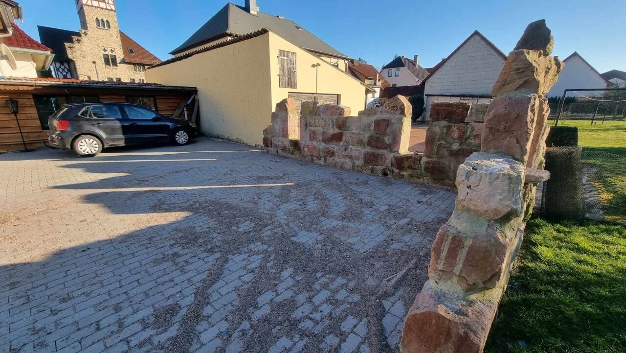 Familienensemble mit Perspektive – saniertes Einfamilienhaus, Hinterhaus, Doppelgarage & großer Garten