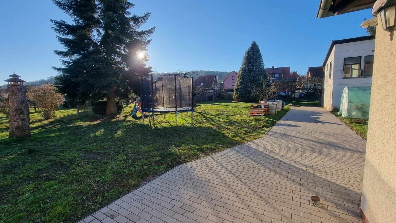 Familienensemble mit Perspektive – saniertes Einfamilienhaus, Hinterhaus, Doppelgarage & großer Garten