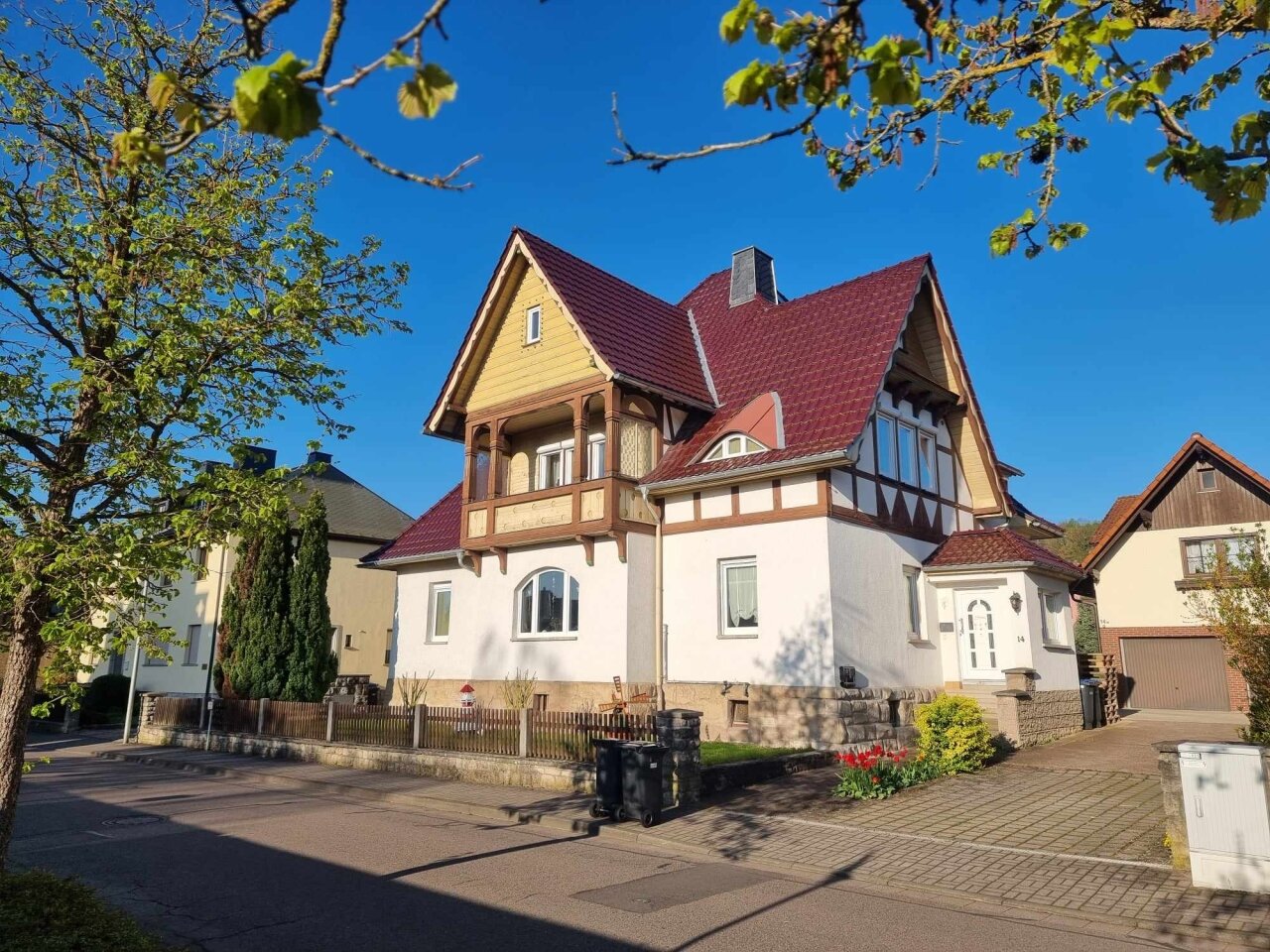 Familienensemble mit Perspektive – saniertes Einfamilienhaus, Hinterhaus, Doppelgarage & großer Garten
