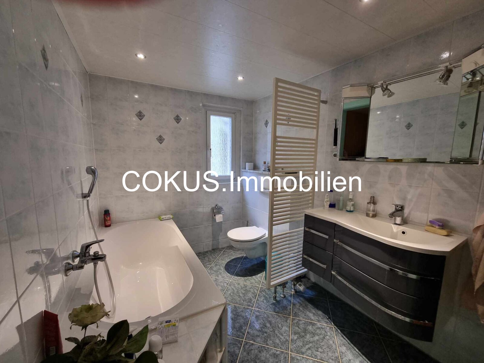 Behagliches Zuhause - größeres EFH mit Naturgarten und 3x Garage