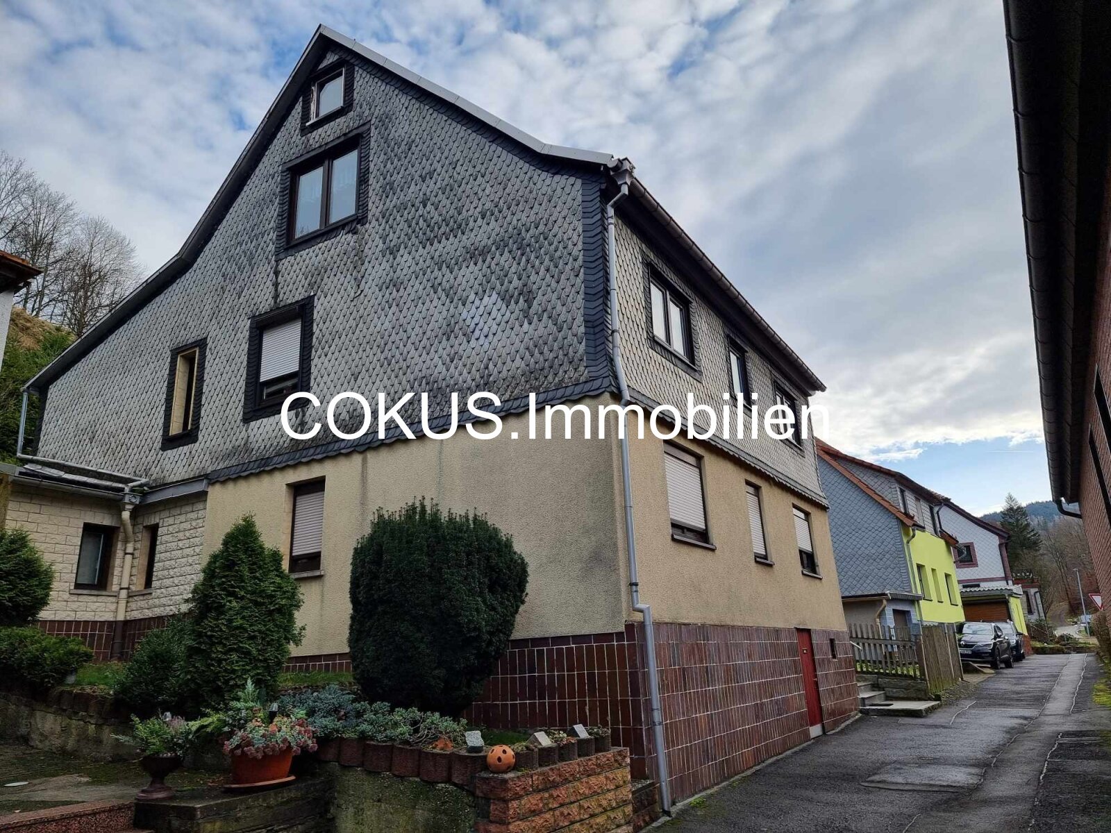Behagliches Zuhause - größeres EFH mit Naturgarten und 3x Garage