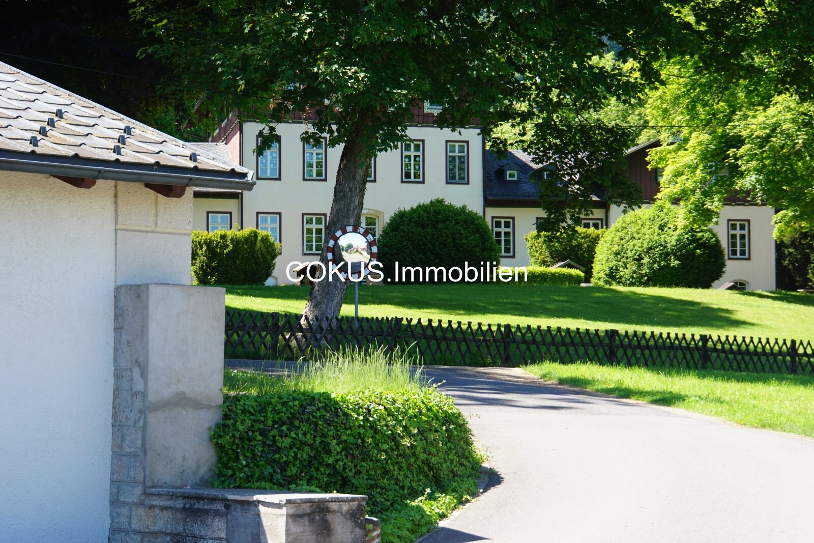 Ihr Platz in der Rhön: solides Wohnhaus mit großem Nebengelass, Park-Garten & Weitblick