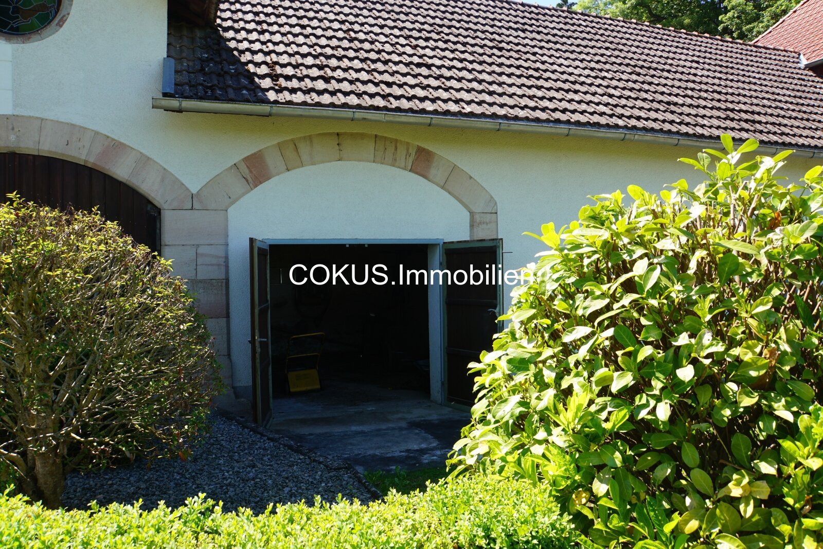 Ihr Platz in der Rhön: solides Wohnhaus mit großem Nebengelass, Park-Garten & Weitblick