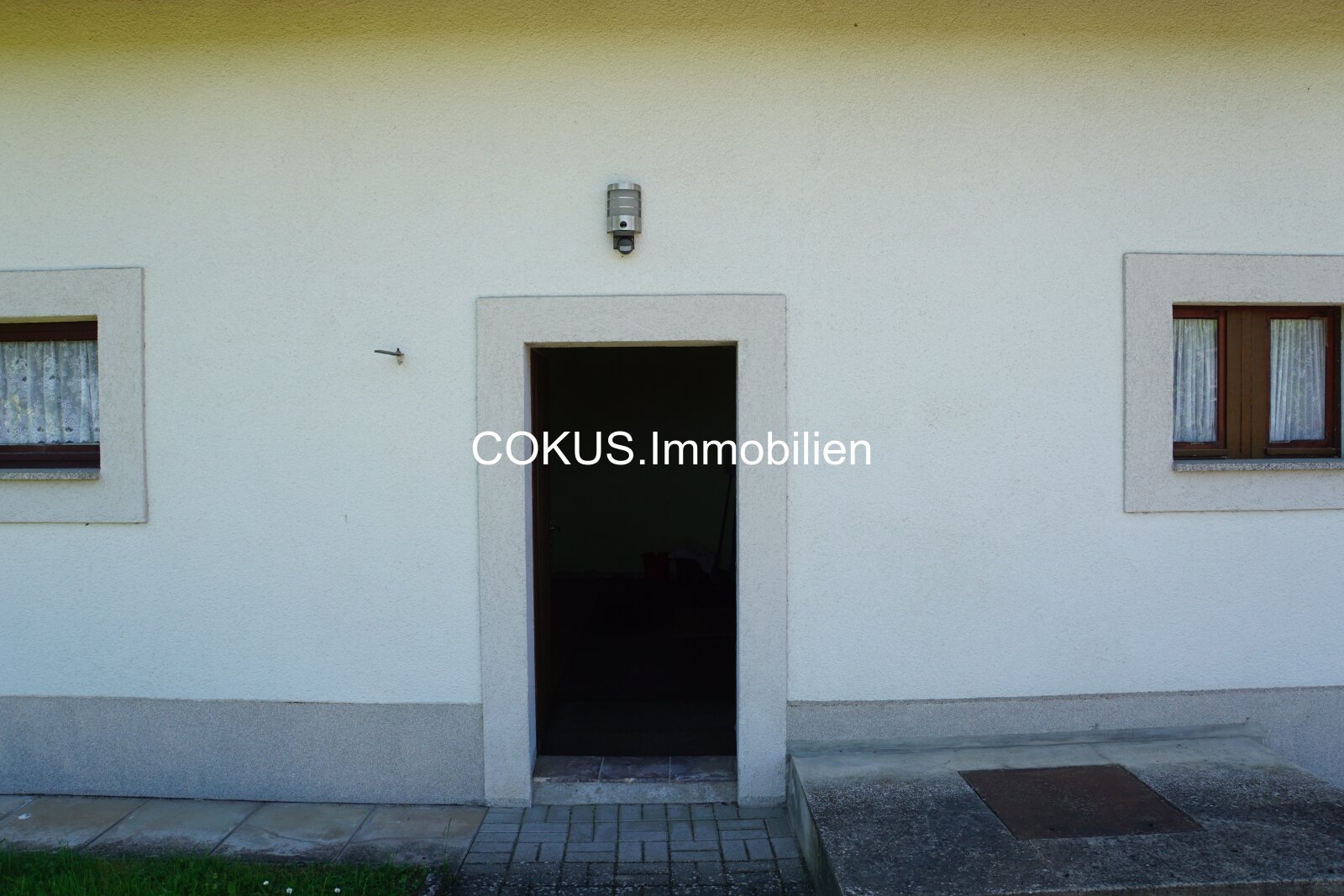 Ihr Platz in der Rhön: solides Wohnhaus mit großem Nebengelass, Park-Garten & Weitblick