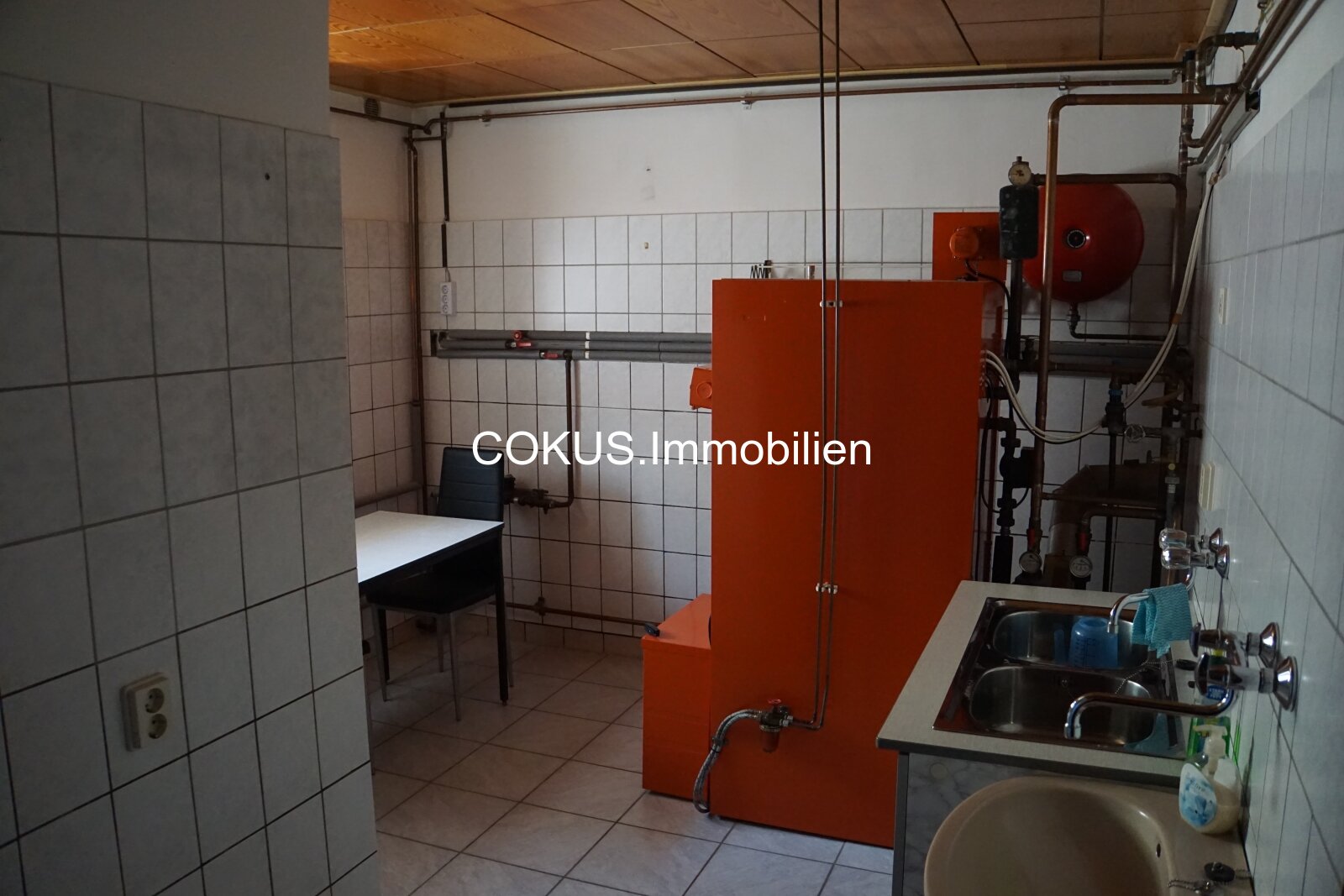Ihr Platz in der Rhön: solides Wohnhaus mit großem Nebengelass, Park-Garten & Weitblick