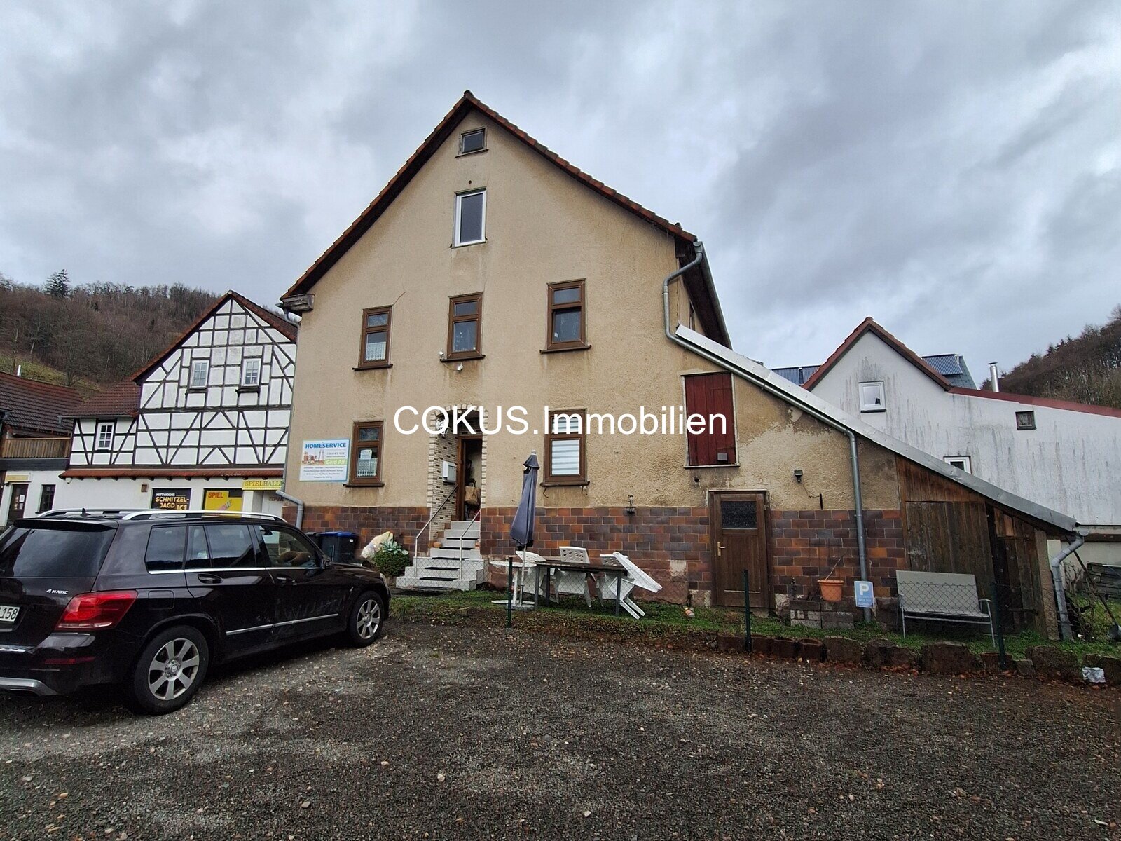 Zweifamilienhaus am Fuße der Hallenburg – 2021 saniert, eine Wohnung vermietet