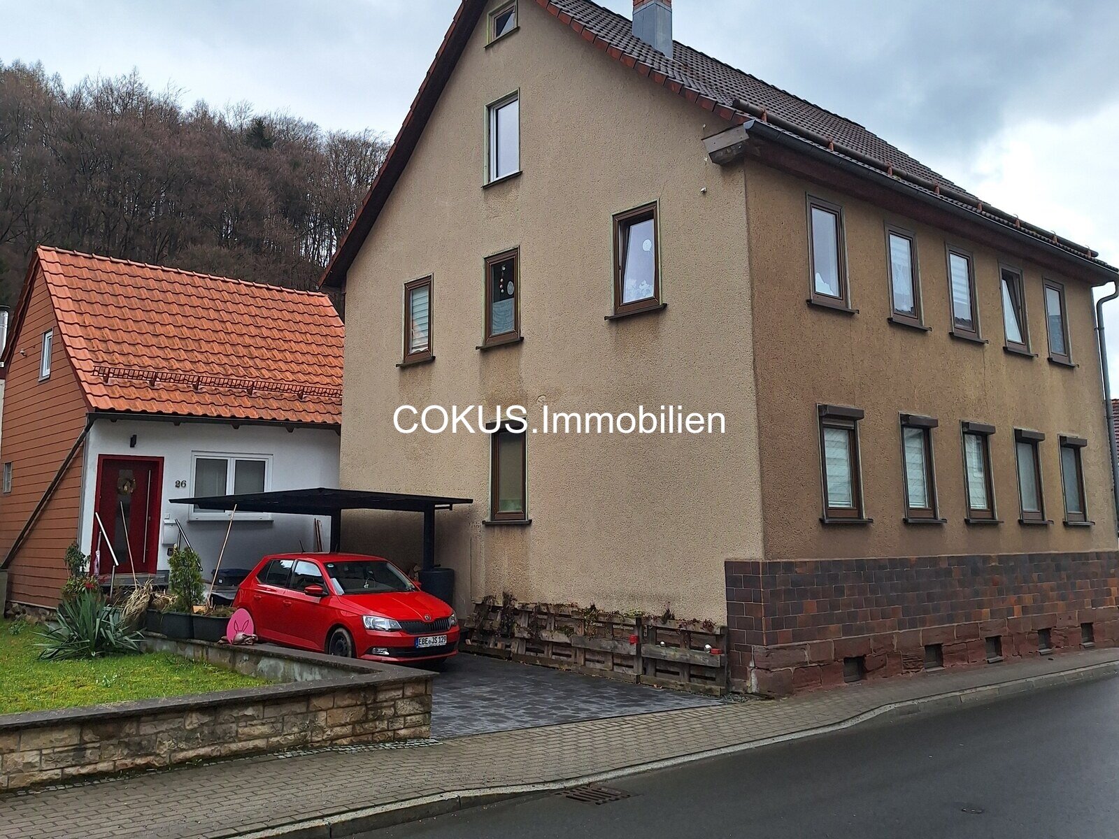 Zweifamilienhaus am Fuße der Hallenburg – 2021 saniert, eine Wohnung vermietet