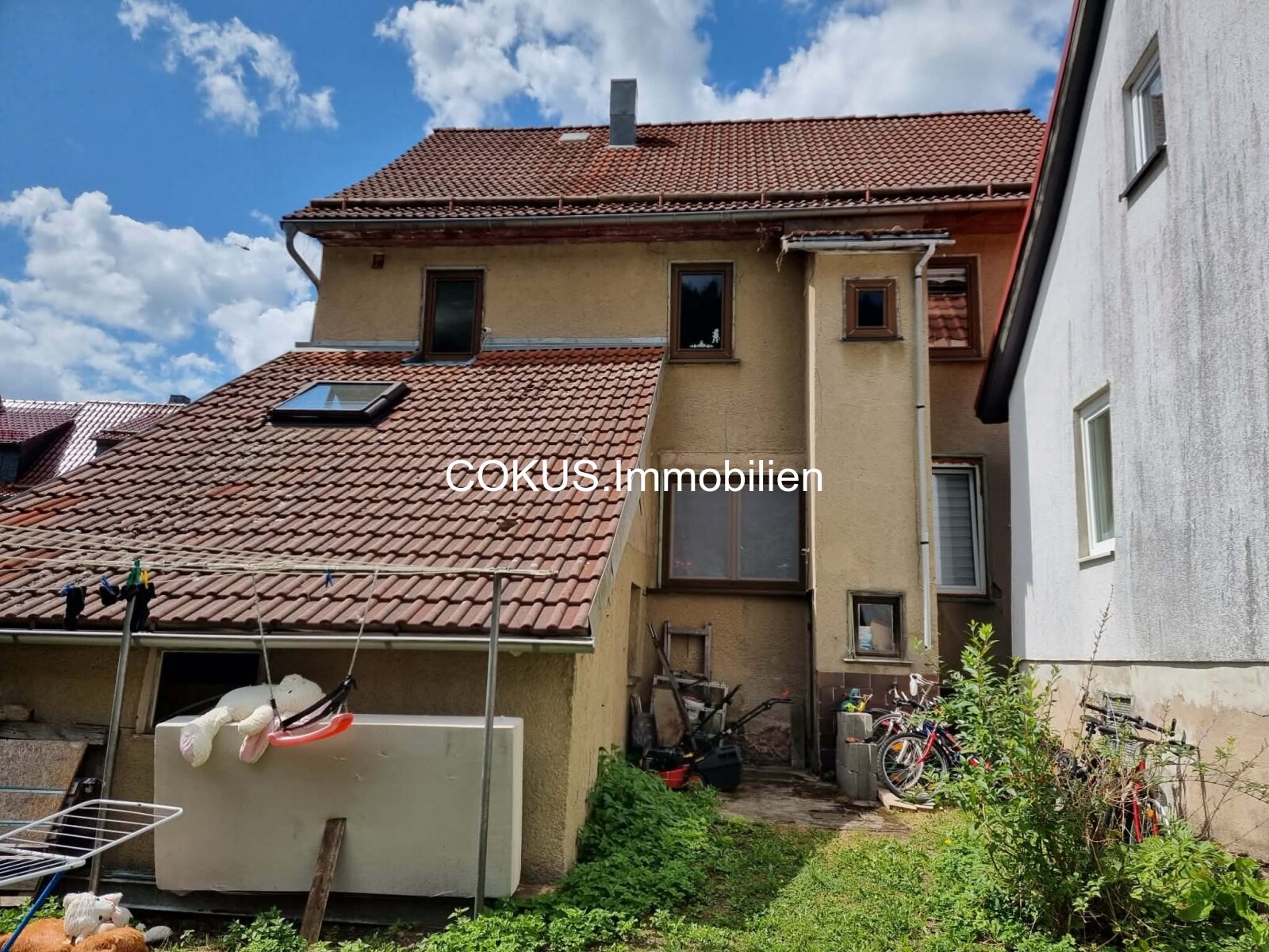 Zweifamilienhaus am Fuße der Hallenburg – 2021 saniert, eine Wohnung vermietet