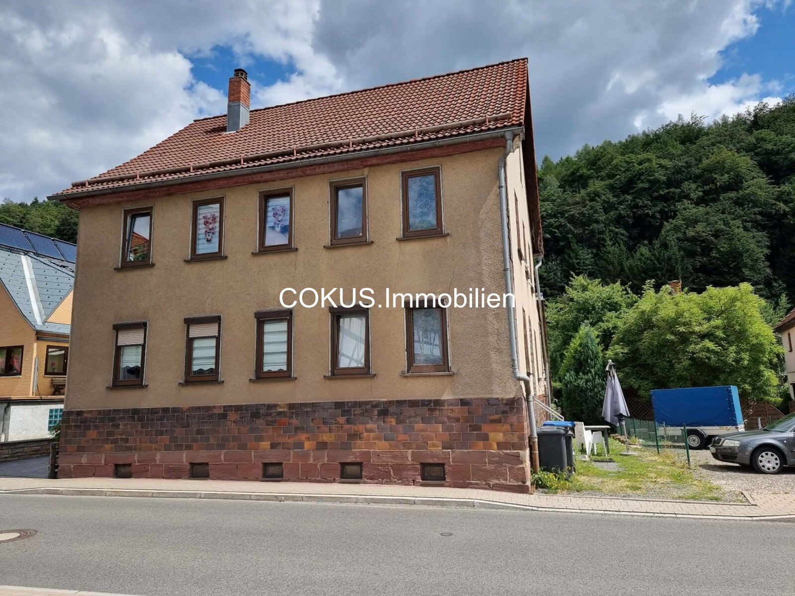 Zweifamilienhaus am Fuße der Hallenburg – 2021 saniert, eine Wohnung vermietet