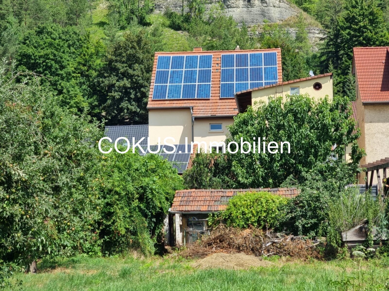 Endlich genug Raum für die Familie: Haus mit Garten, 2 Garagen & Sonnenplus in Wutha-Farnroda 🏡☀️
