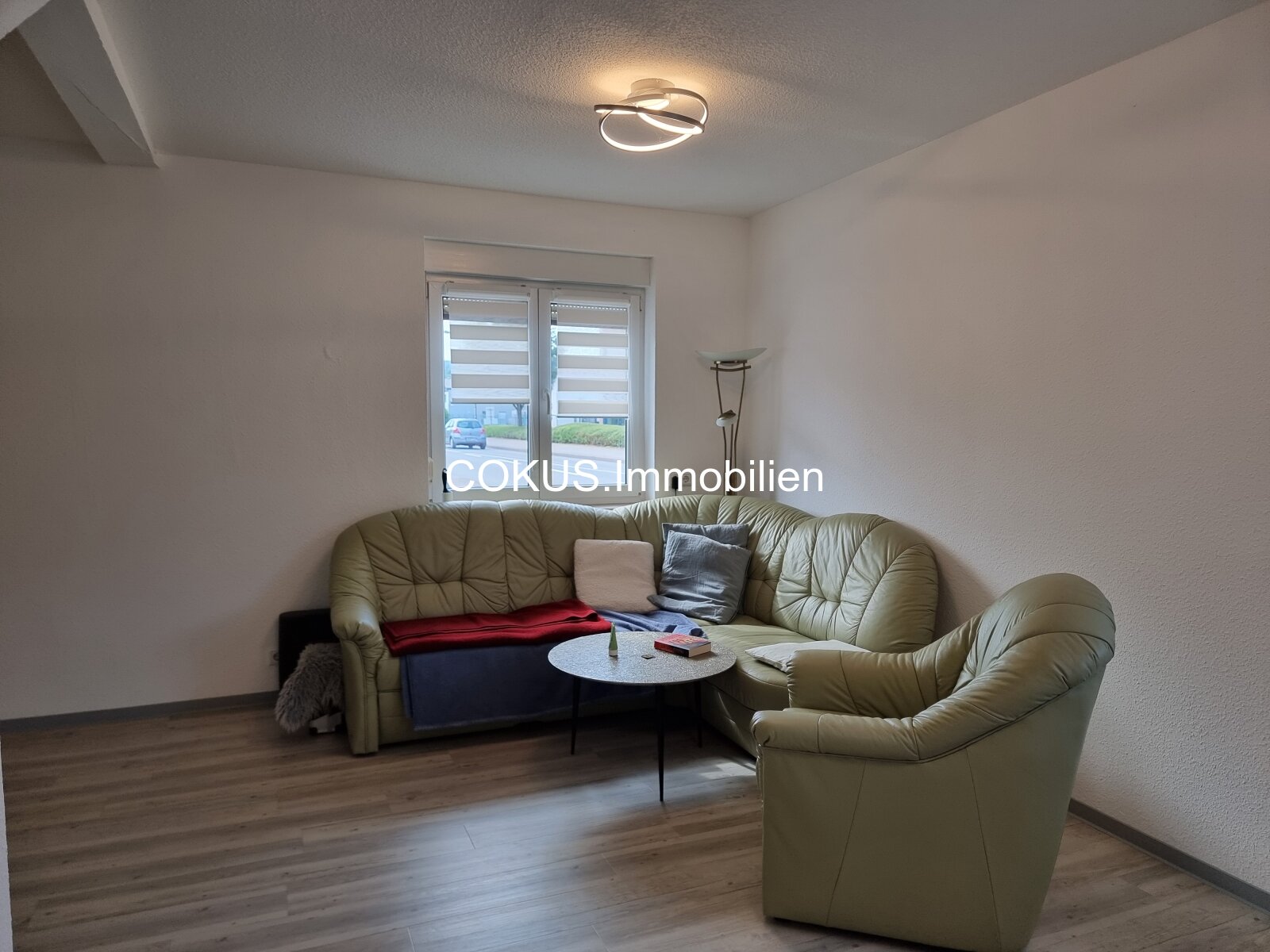 Zeitnah einzugsbereit: helle 2-Zimmer-Wohnung mit eingebauter Küche und Stellplatz