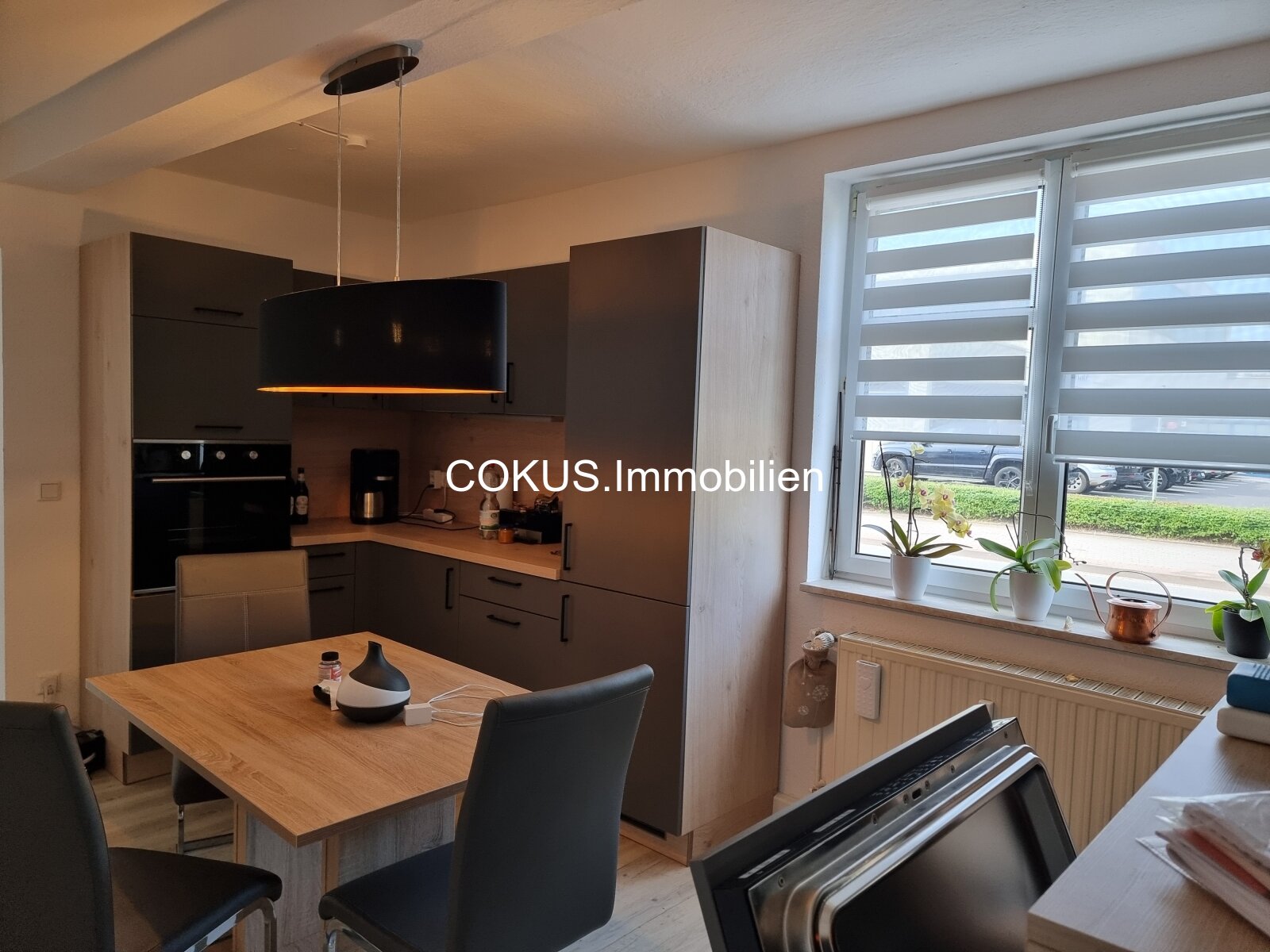 Zeitnah einzugsbereit: helle 2-Zimmer-Wohnung mit eingebauter Küche und Stellplatz