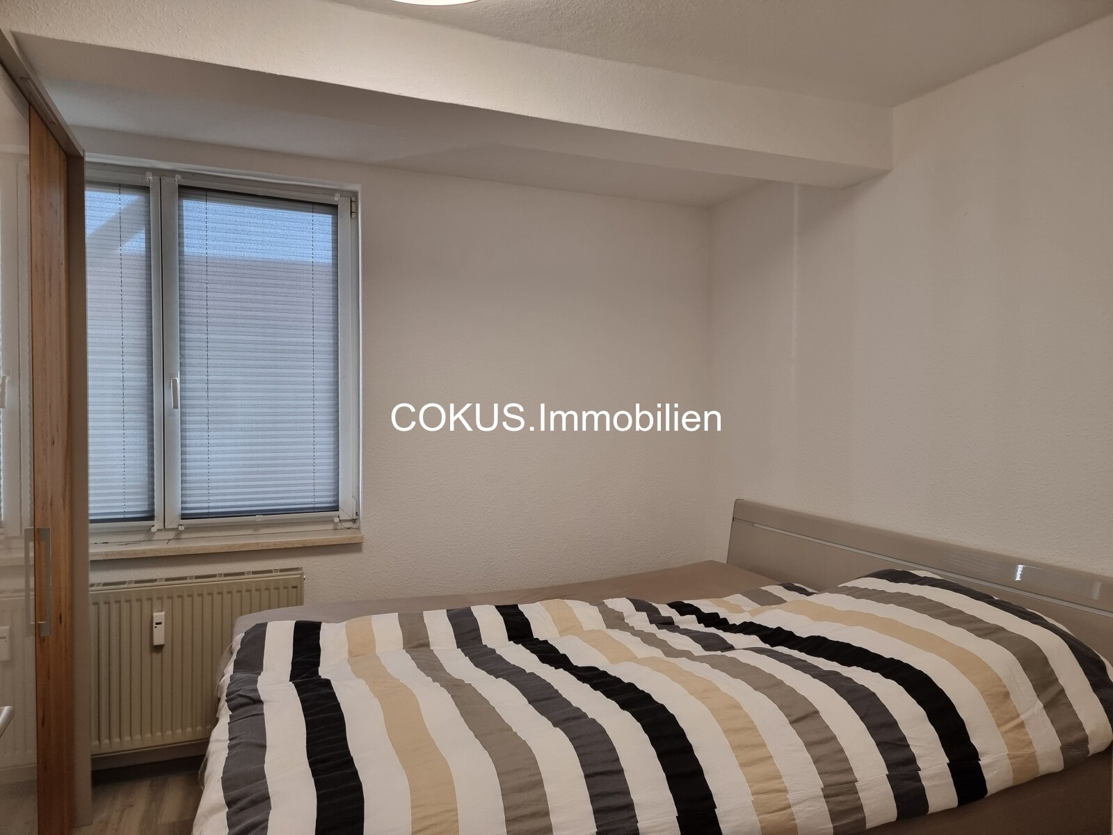 Zeitnah einzugsbereit: helle 2-Zimmer-Wohnung mit eingebauter Küche und Stellplatz