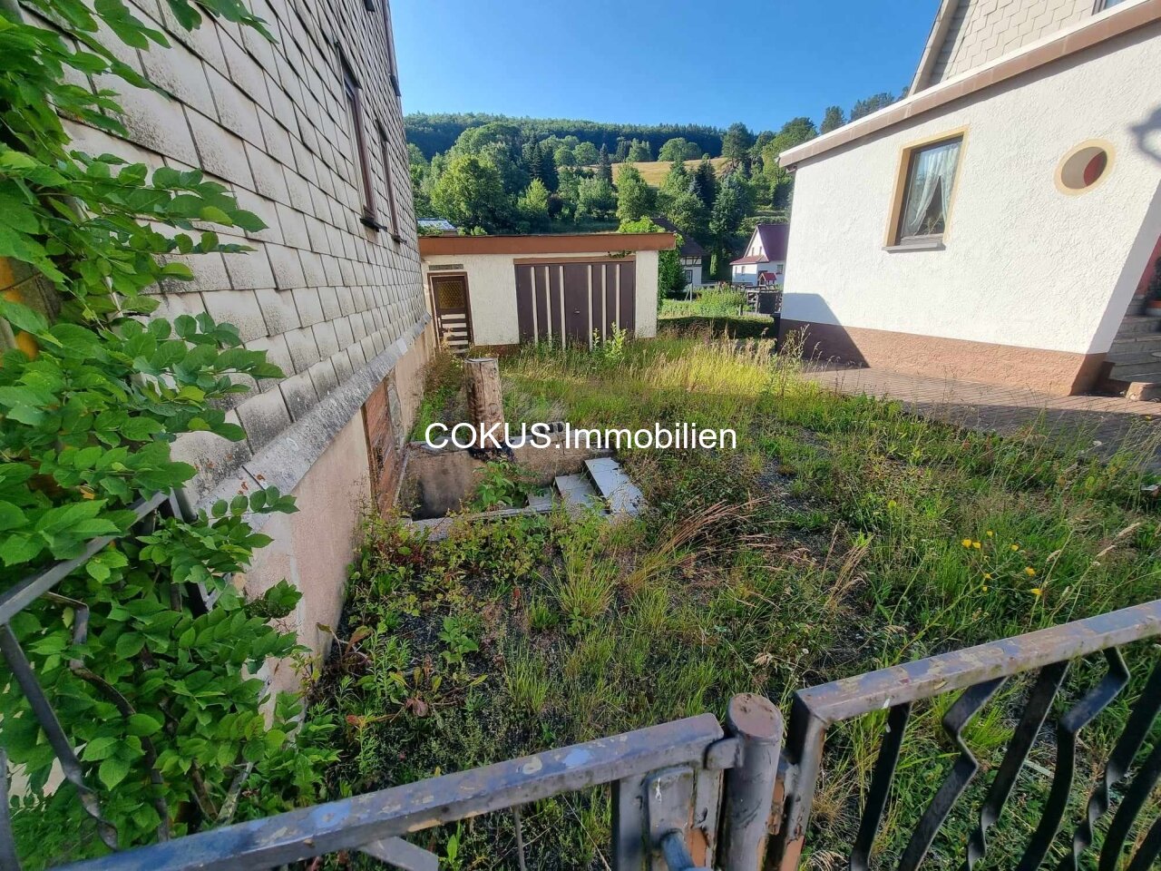 Hof mit Blick auf Garage Hof mit Blick auf Garage