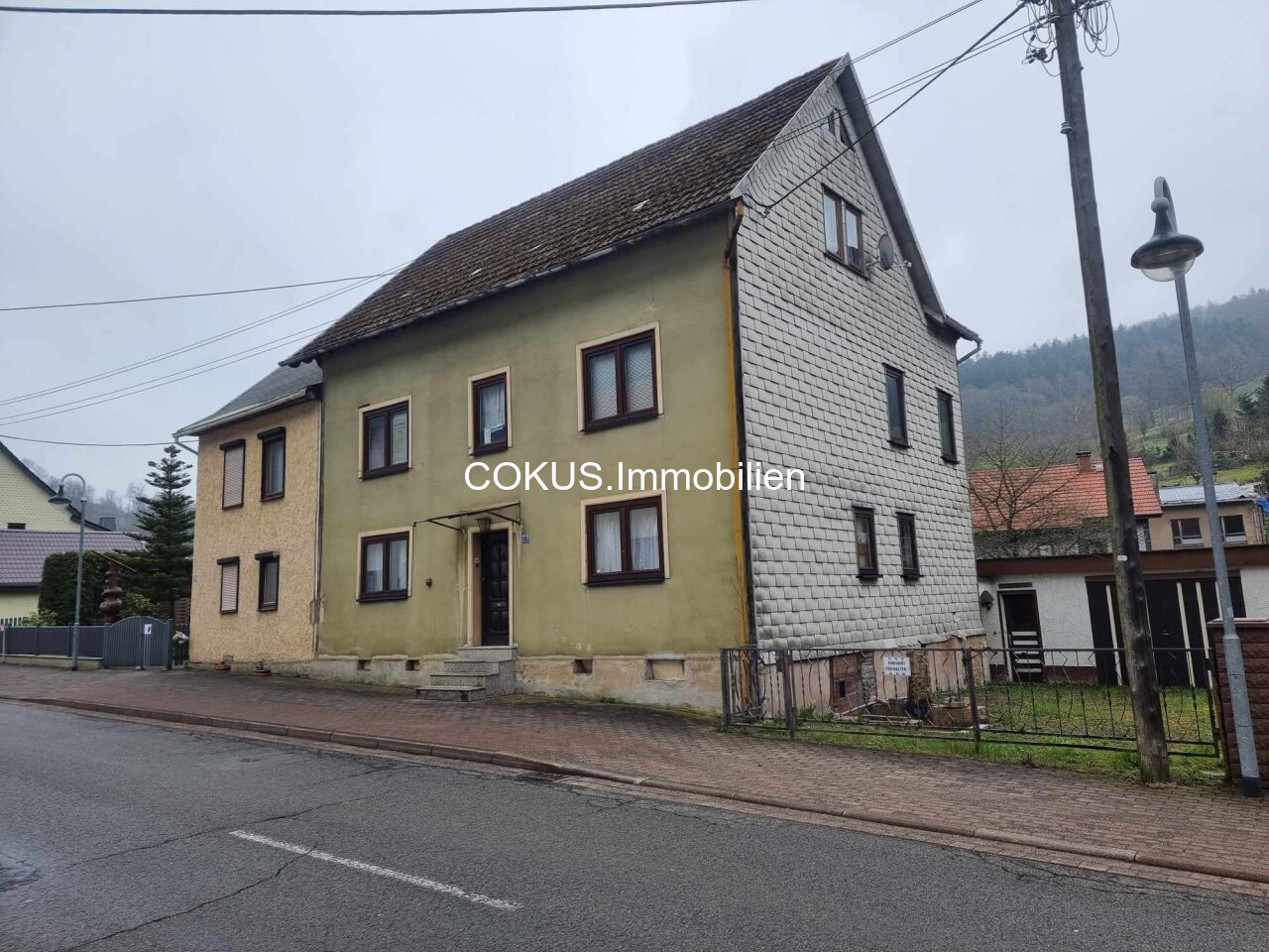 Haus von Rechts mit Hofeinfahrt Haus von Rechts mit Hofeinfahrt