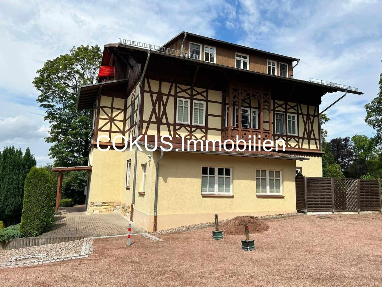 Haus mit Stellplätzen Haus mit Stellplätzen