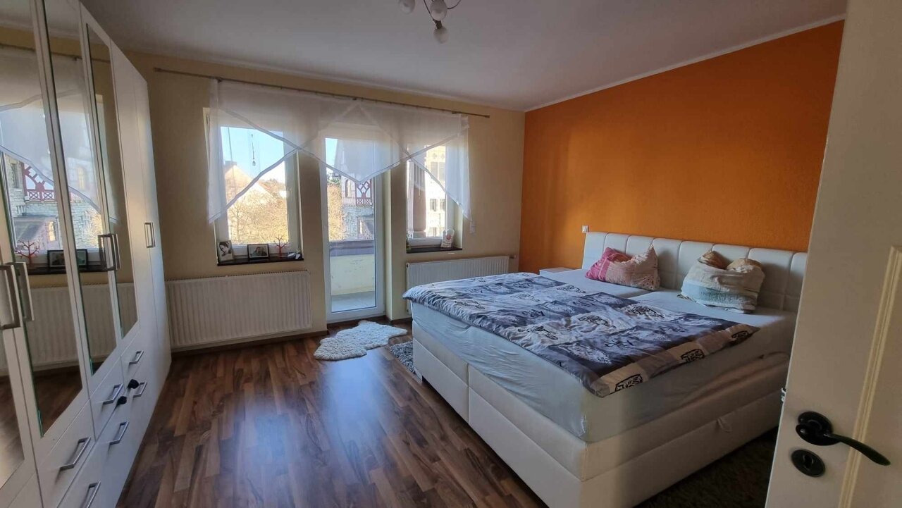 Elternschlafzimmer mit Balkon im Dachgeschoss Elternschlafzimmer mit Balkon im Dachgeschoss