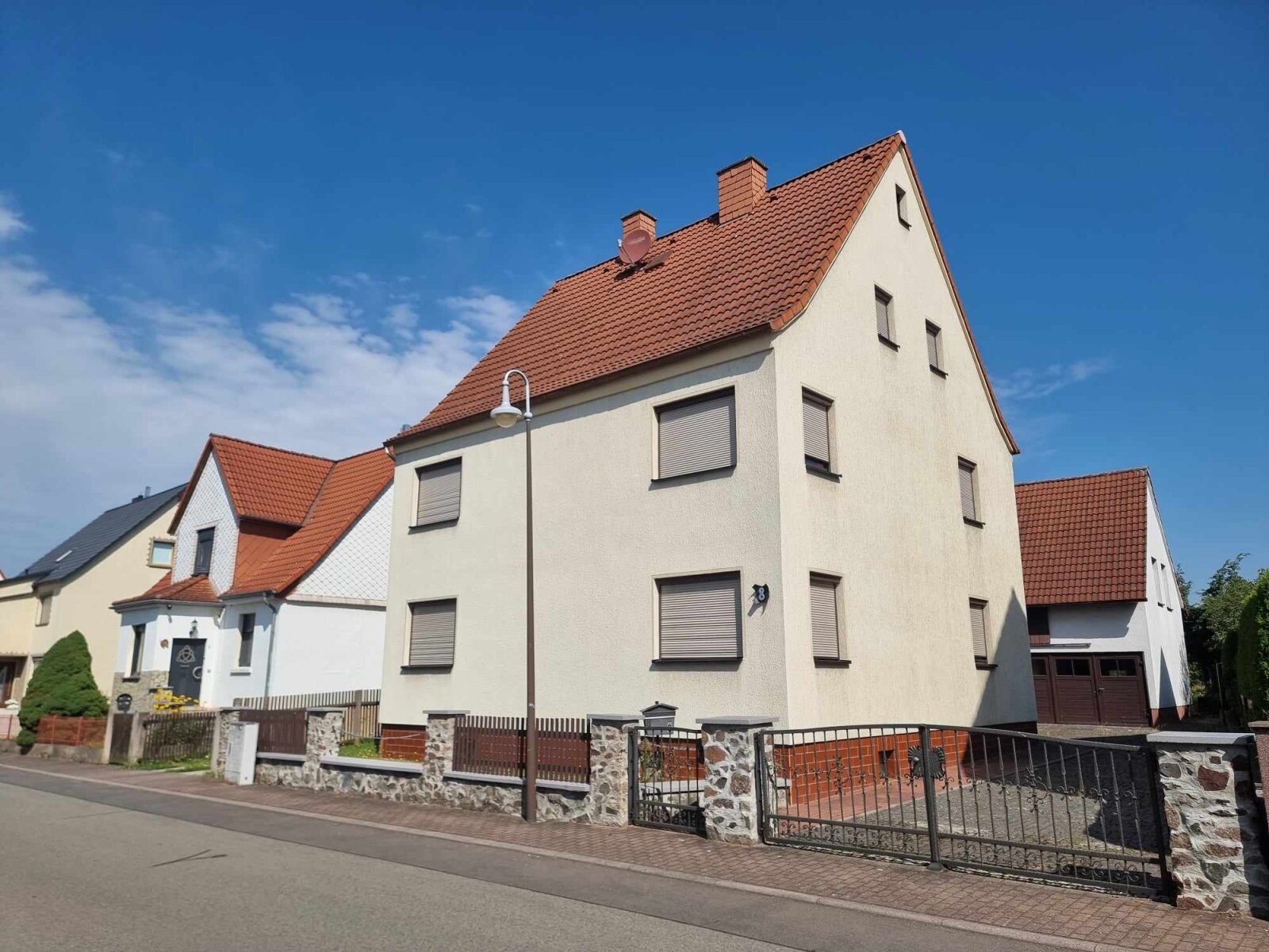 Wohnhaus von vorne rechts Wohnhaus von vorne rechts