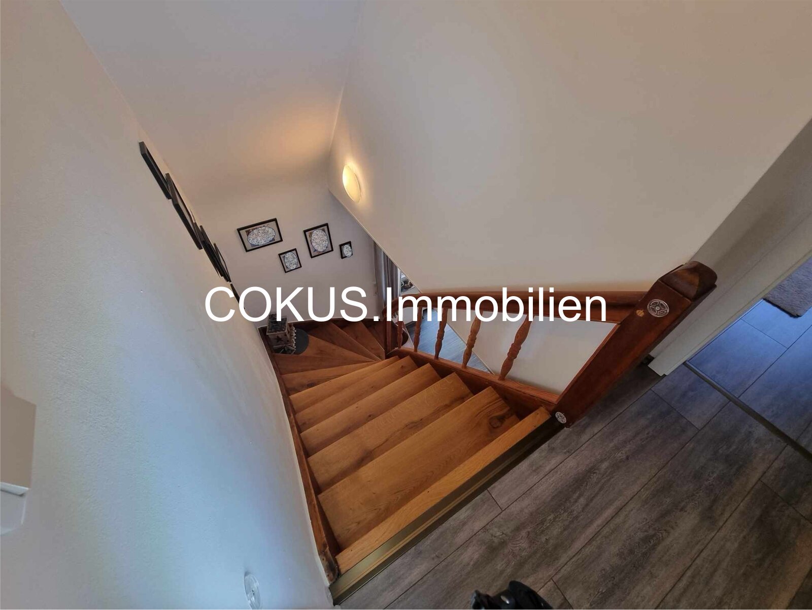 Treppenaufgang zum Dachgeschoss Treppenaufgang zum Dachgeschoss