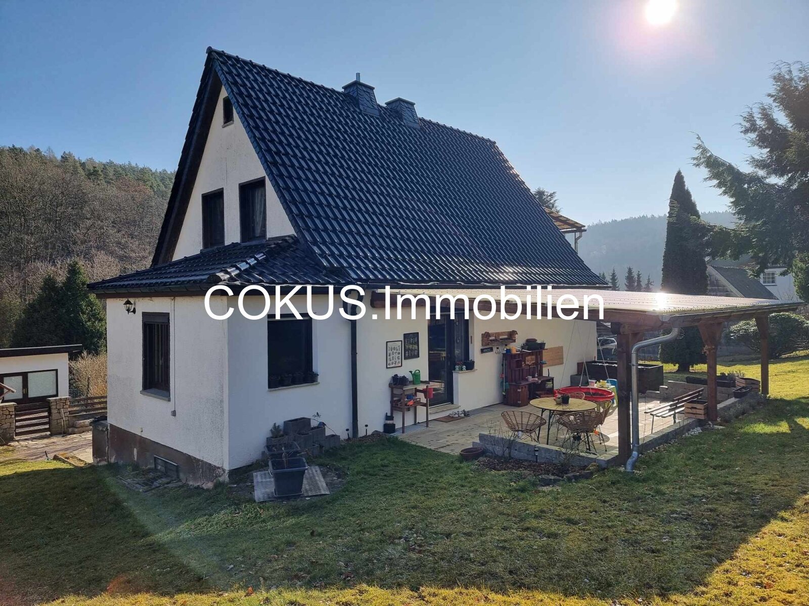 Haus Rückansicht mit überdachter Sonnenterrasse Haus Rückansicht mit überdachter Sonnenterrasse