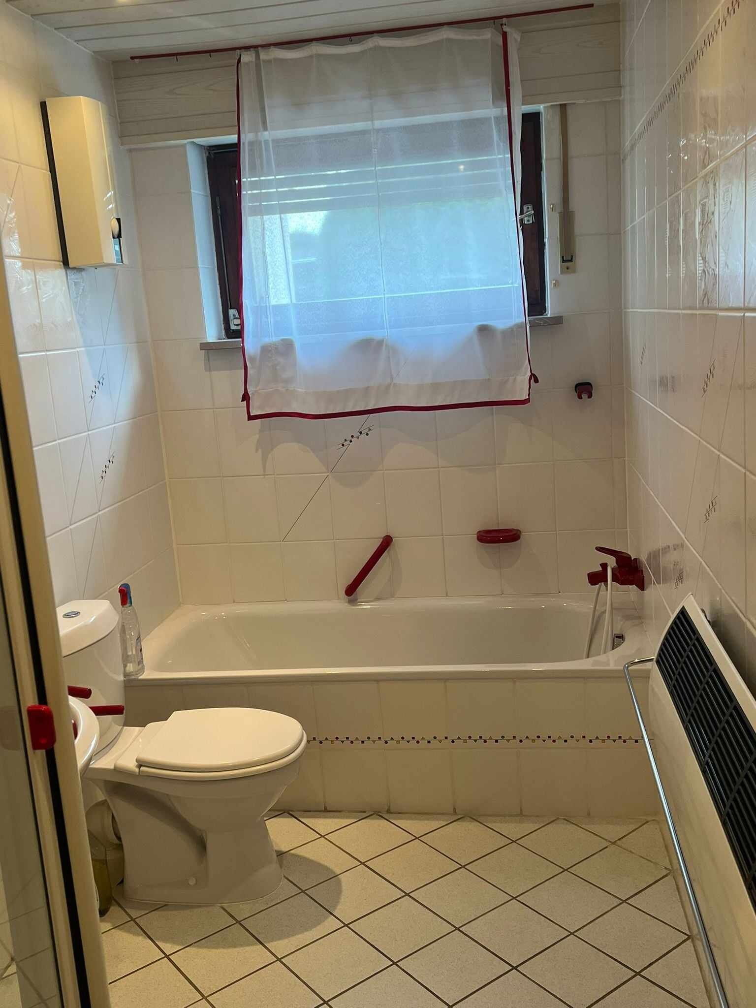 Bad mit WC, Wanne und Dusche im Erdgeschoss Bad mit WC, Wanne und Dusche im Erdgeschoss