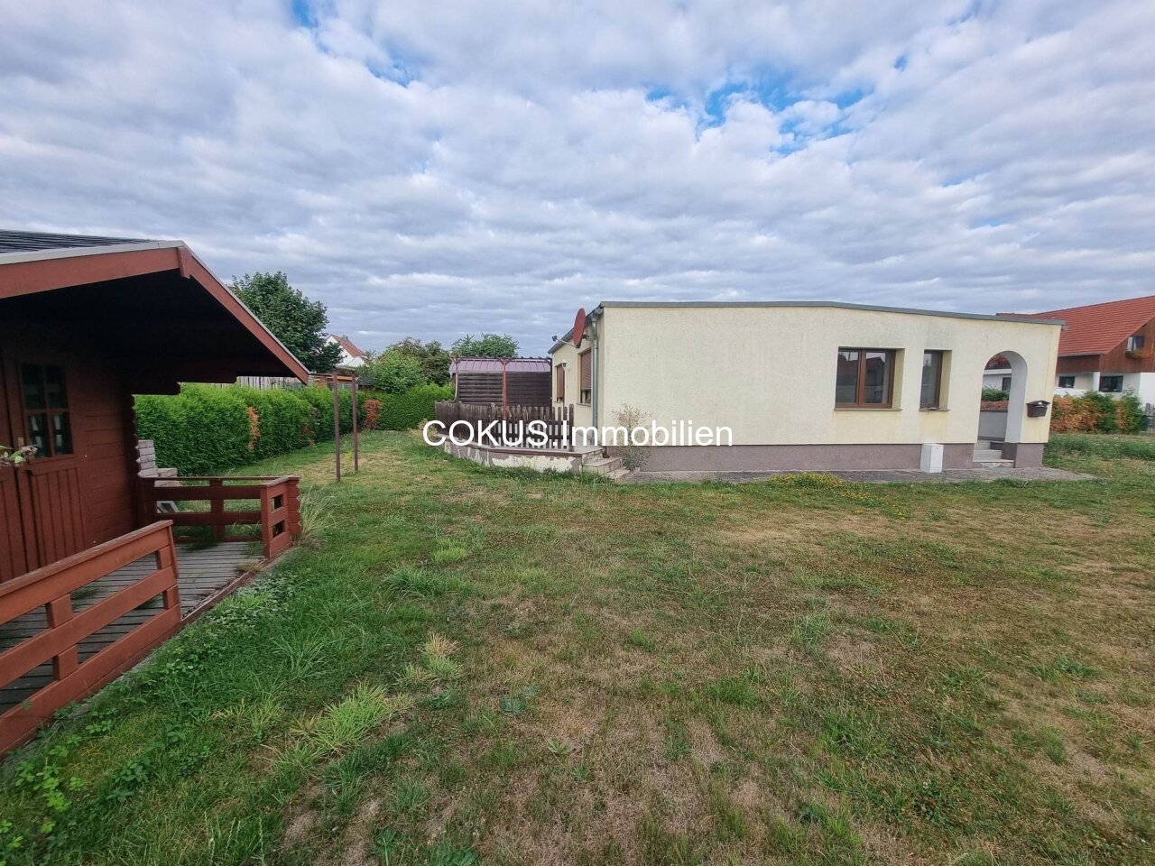 Bungalow mit rückwärtiger Terrasse Bungalow mit rückwärtiger Terrasse