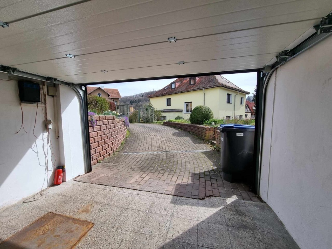 Garage mit Ausfahrt Garage mit Ausfahrt