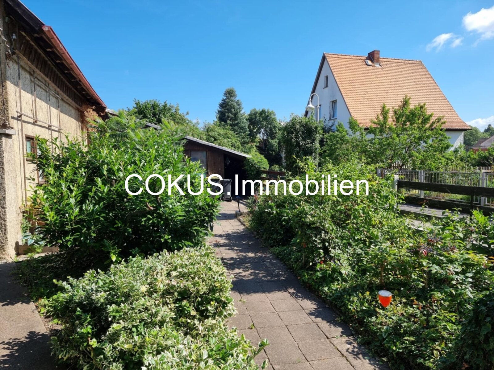 Naturgarten zum Nebengebäude Naturgarten zum Nebengebäude