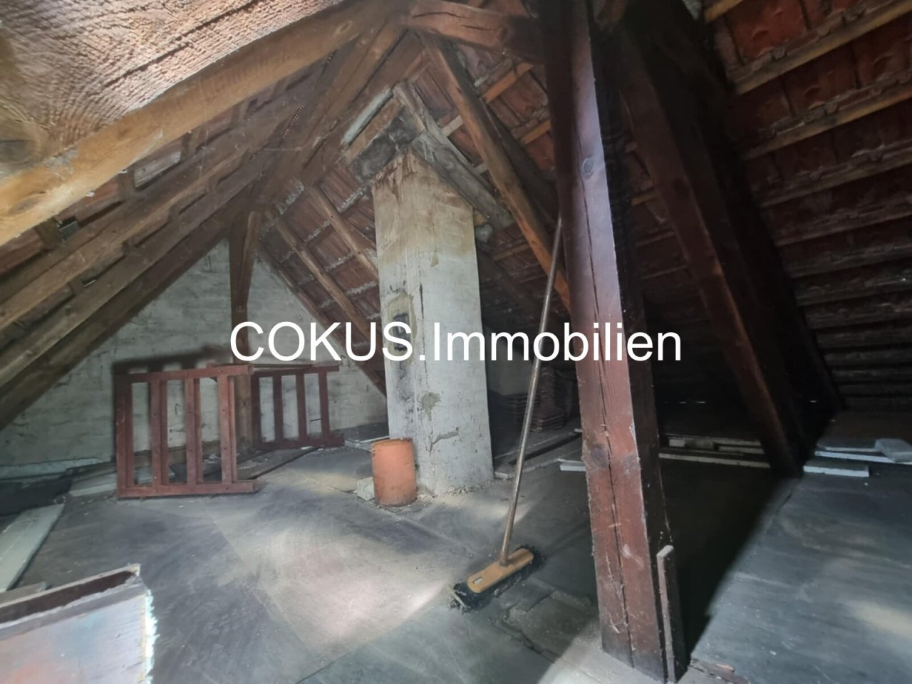 Spitzboden im Dach