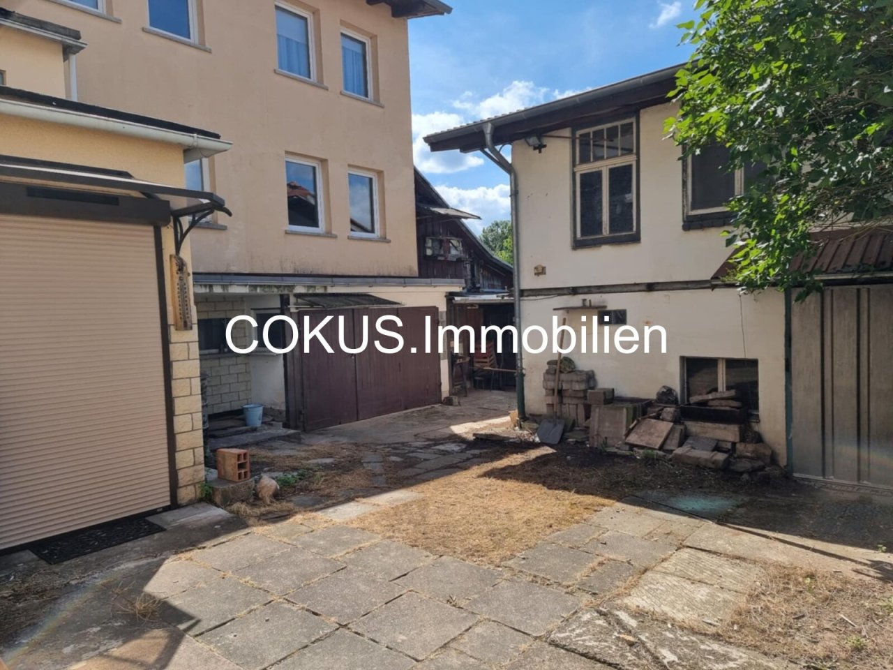 Hofeinfahrt mit Garage und Hauseingang