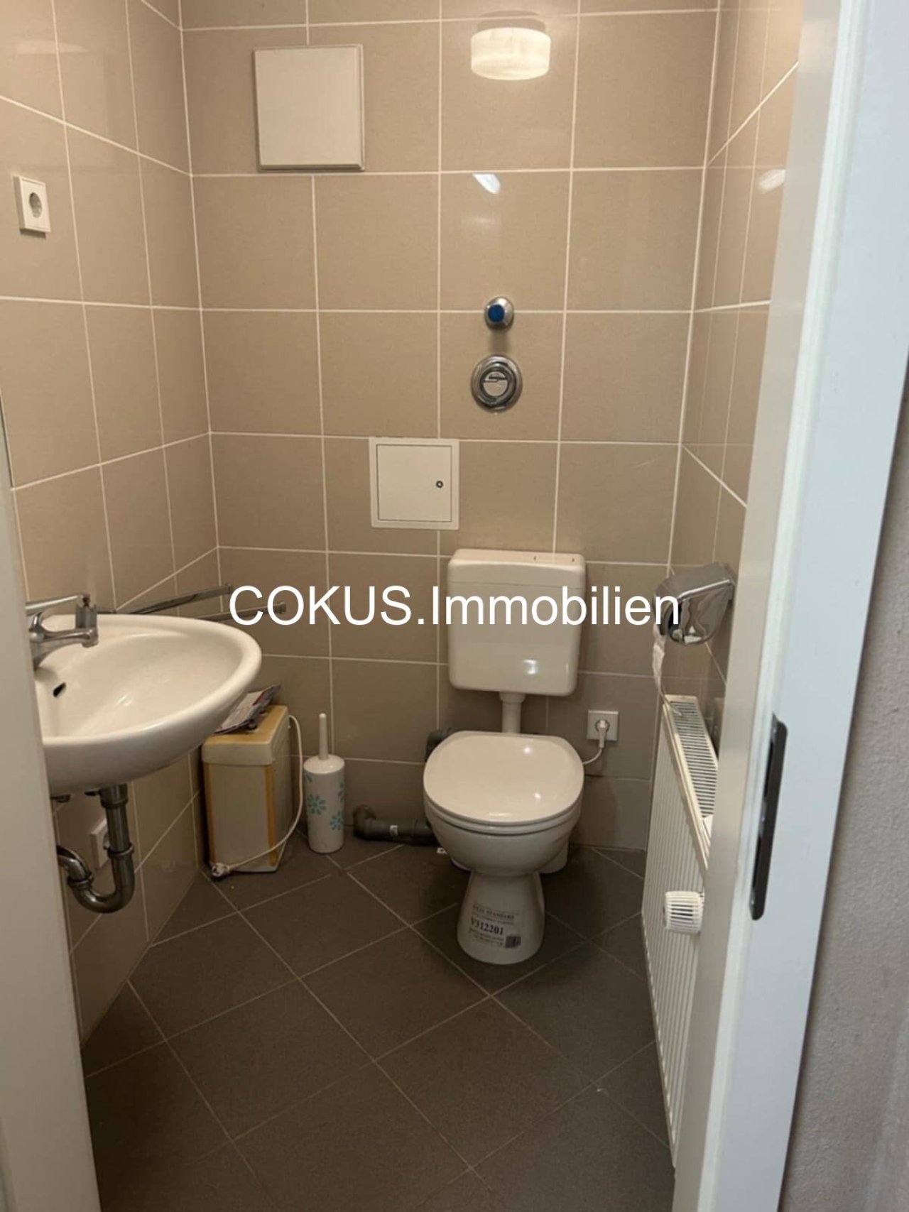 WC mit Waschbecken im KG