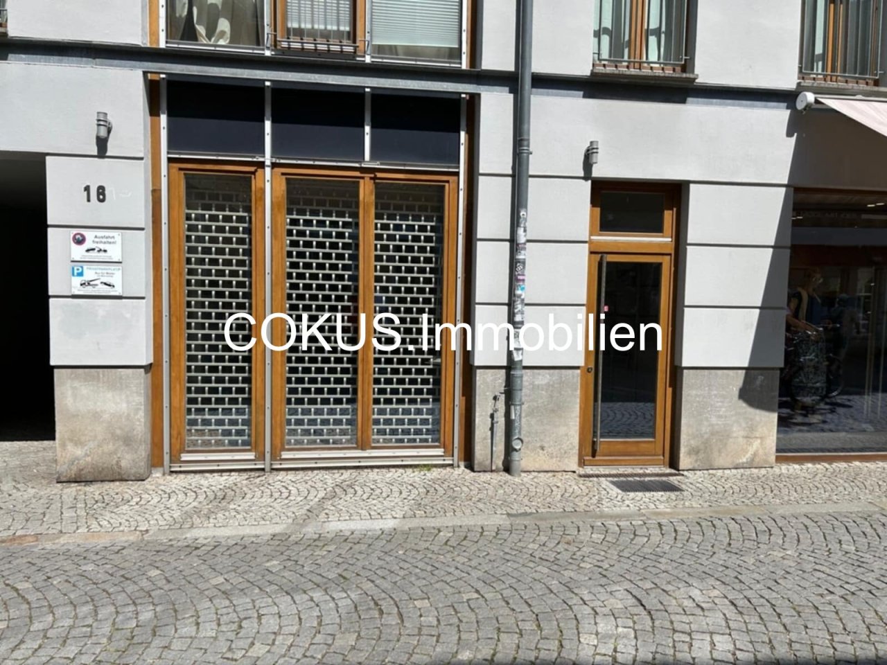 Fensterfront mit Eingangstür