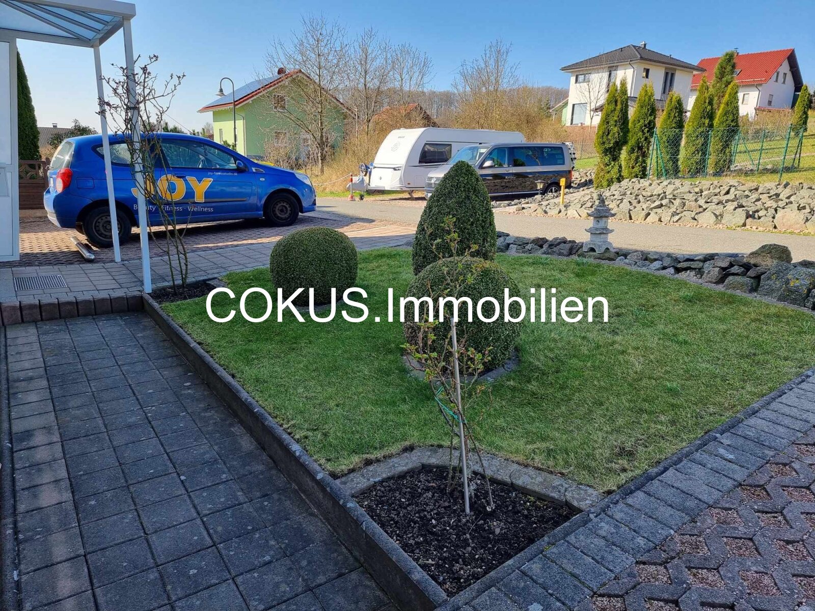 Vorgarten mit Stellplätzen Vorgarten mit Stellplätzen