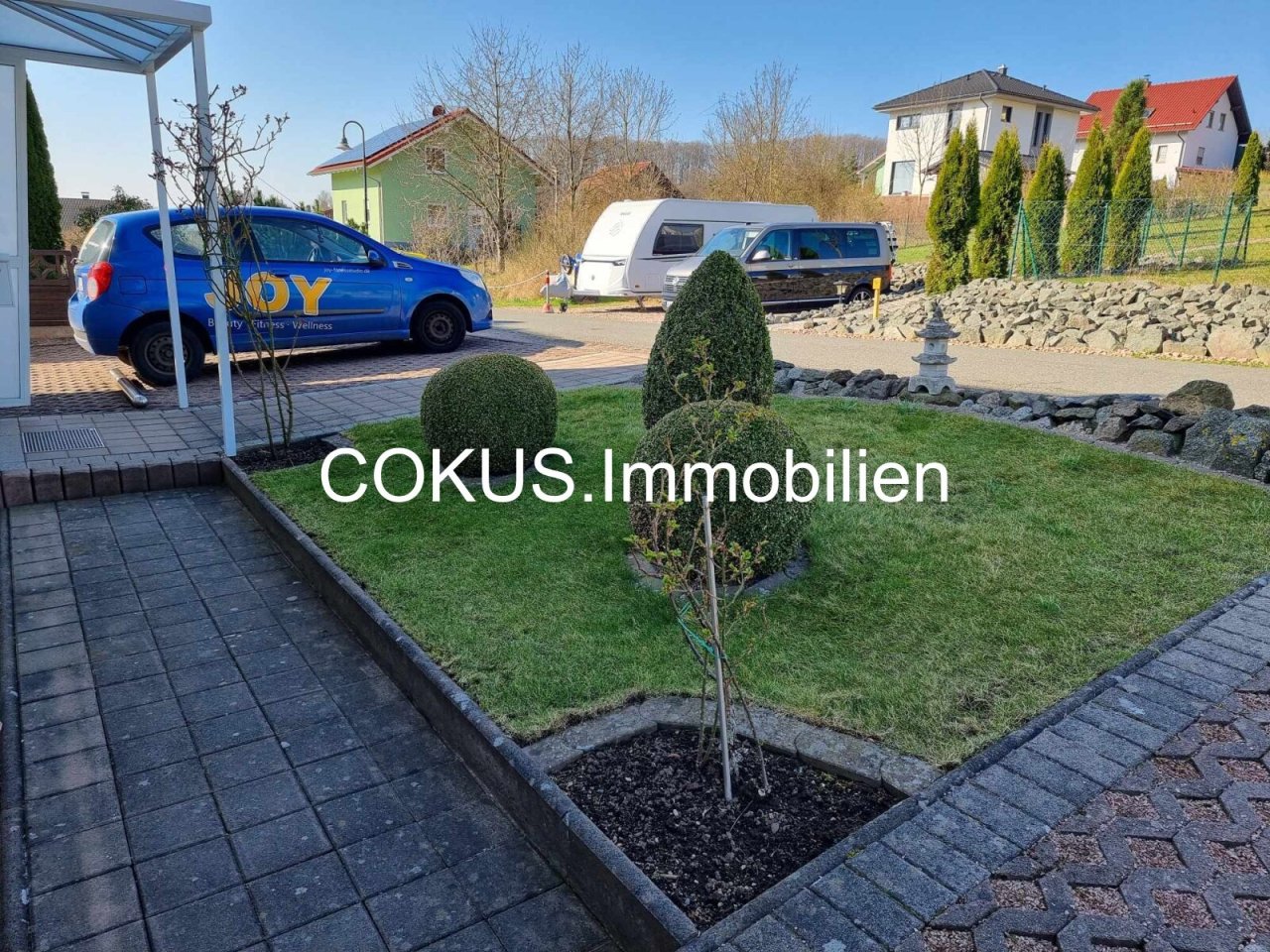 Vorgarten mit Stellplätzen