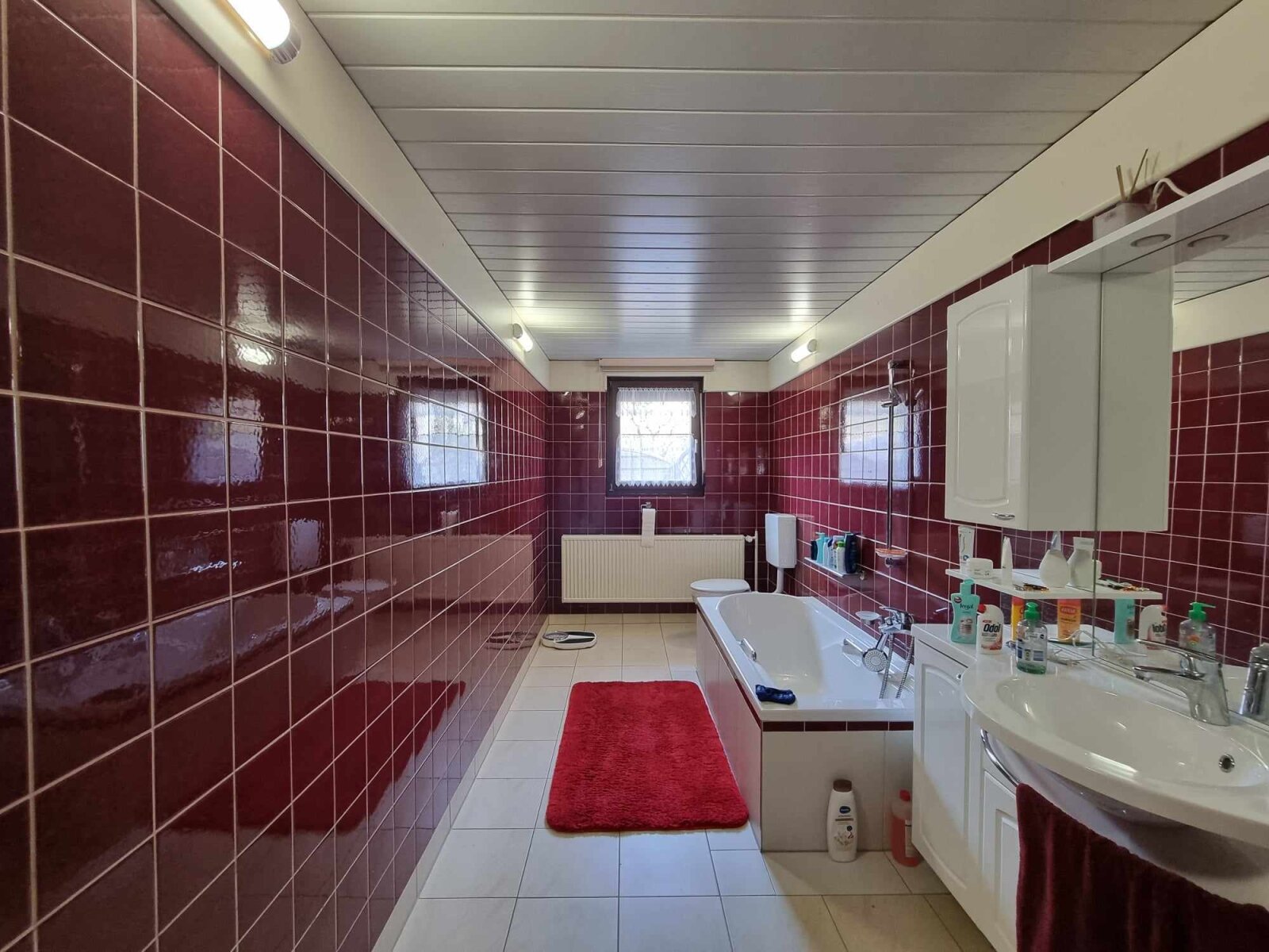 Bad mit WC, Wanne und Waschtisch Bad mit WC, Wanne und Waschtisch