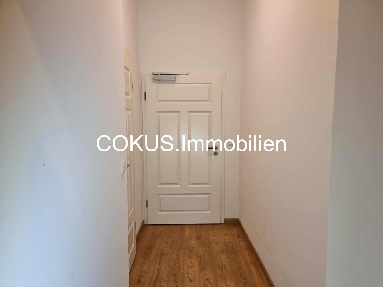 Flur und Wohnungseingangstür Flur und Wohnungseingangstür