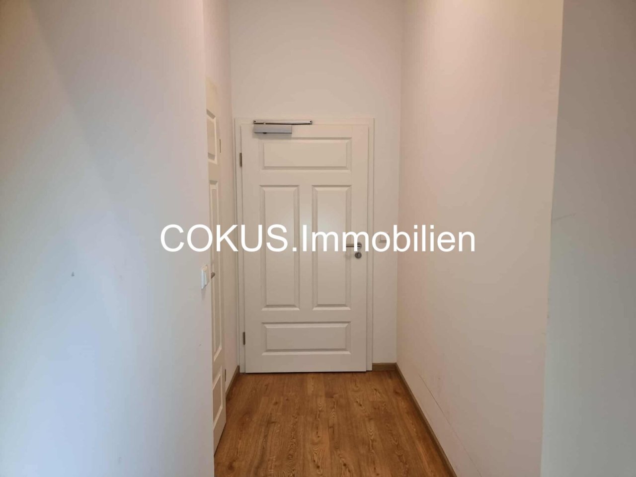 Flur und Wohnungseingangstür Flur und Wohnungseingangstür