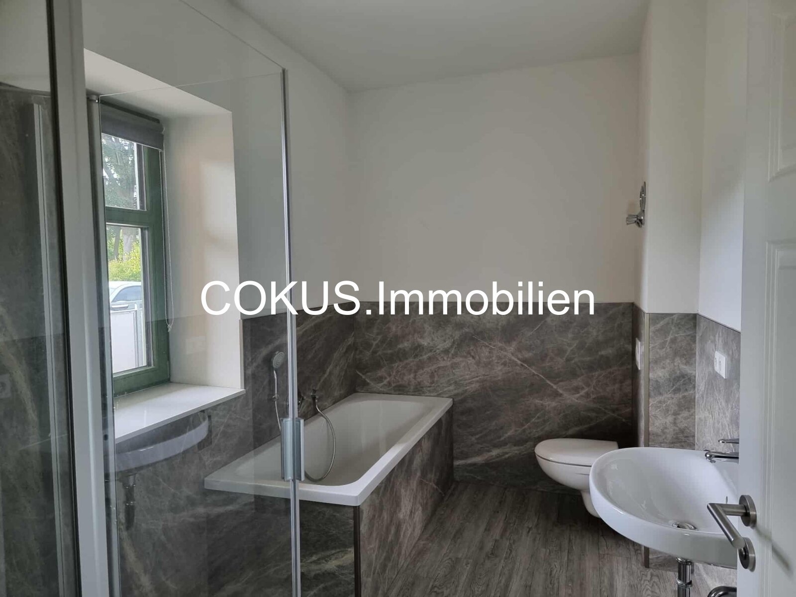 Bad mit Wanne, Dusche, WC und WM-Stellplatz Bad mit Wanne, Dusche, WC und WM-Stellplatz