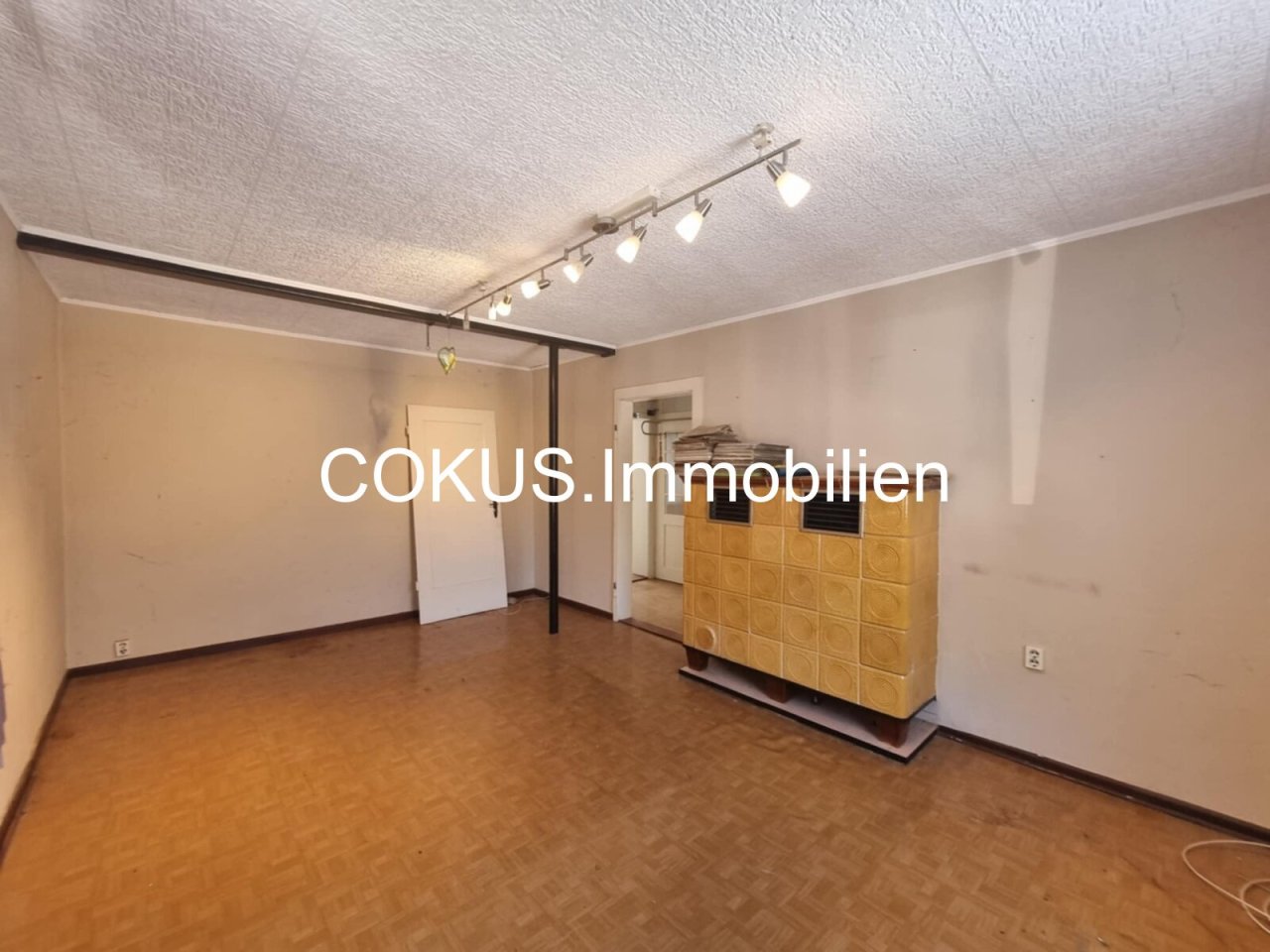 Wohnzimmer mit Kachelofen im 1.OG Wohnzimmer mit Kachelofen im 1.OG