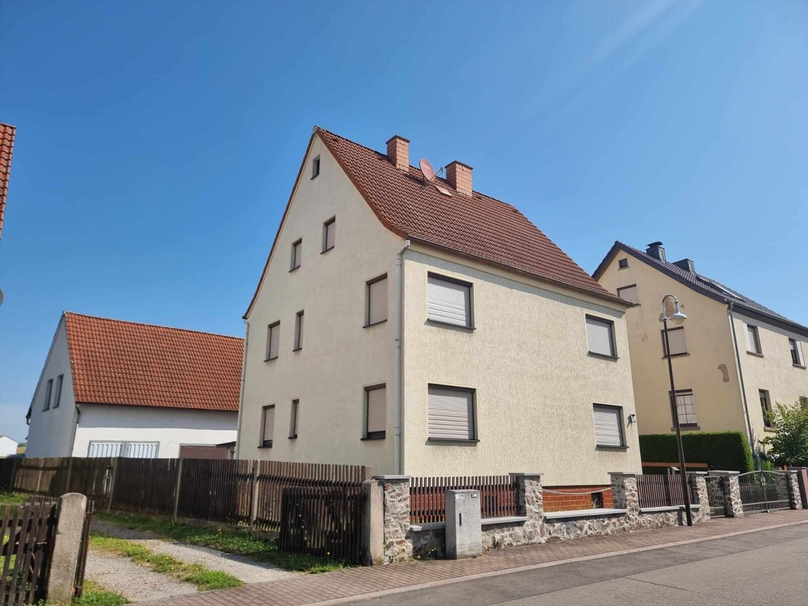 Wohnhaus von vorne Links Wohnhaus von vorne Links