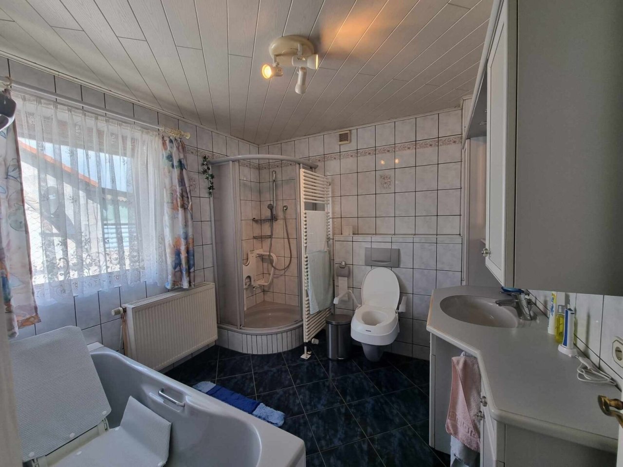 Behindertengerechtes Bad im OG Behindertengerechtes Bad im OG