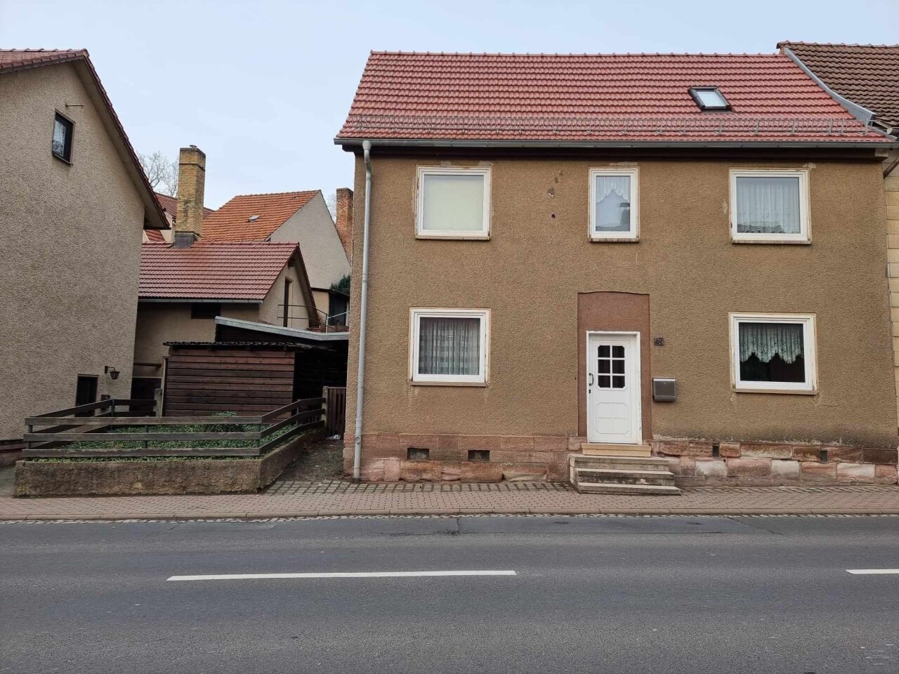 Haus + Grundstück von vorne Haus + Grundstück von vorne