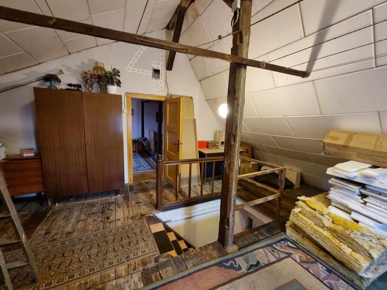 Bodenraum Richtung Gästezimmer im DG Bodenraum Richtung Gästezimmer im DG