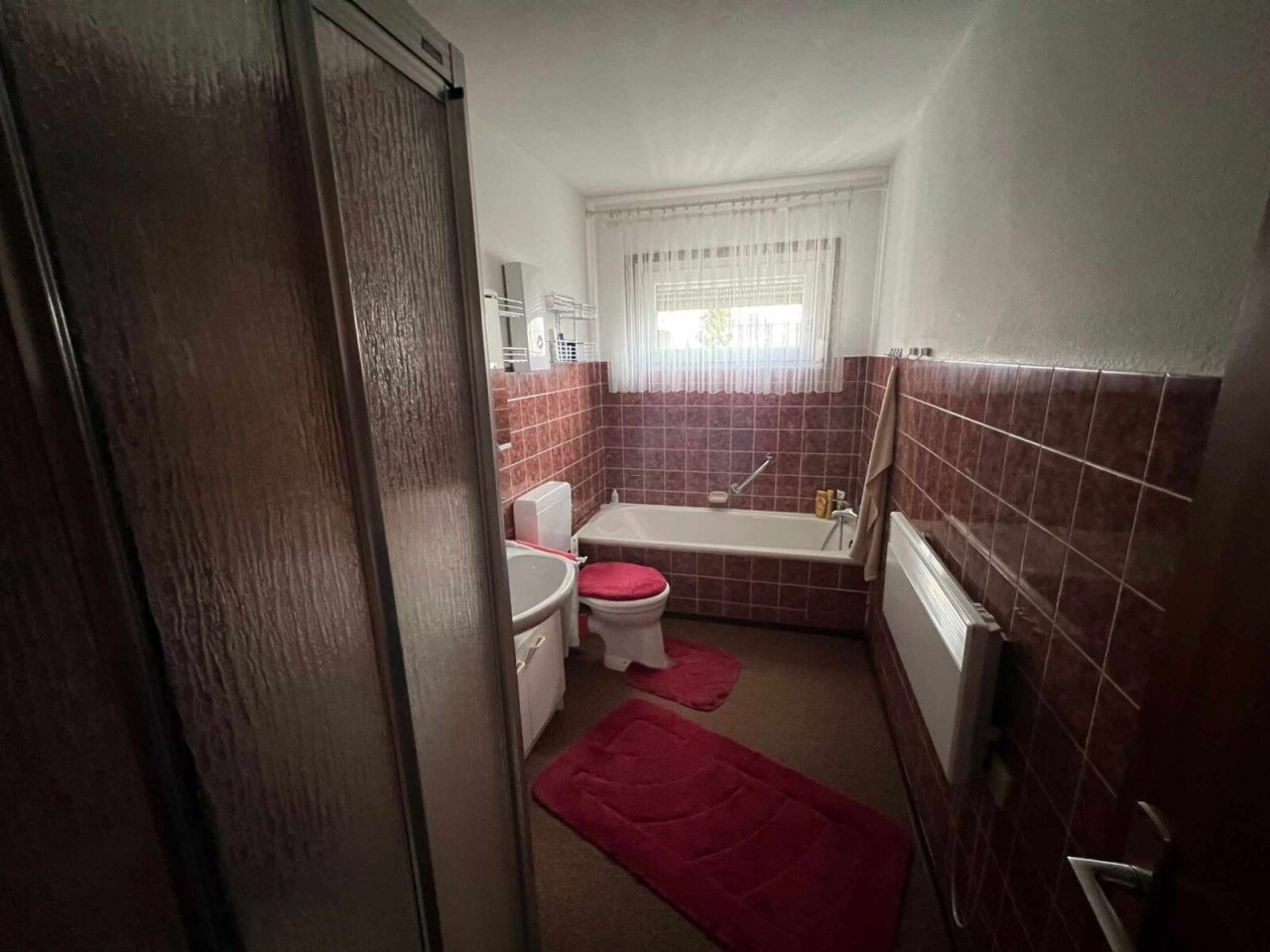 Bad mit WC, Wanne und Dusche im Kellergeschoss Bad mit WC, Wanne und Dusche im Kellergeschoss