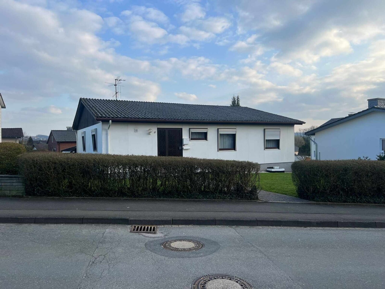 Haus mit Vorgarten und Heckeneinfriedung Haus mit Vorgarten und Heckeneinfriedung